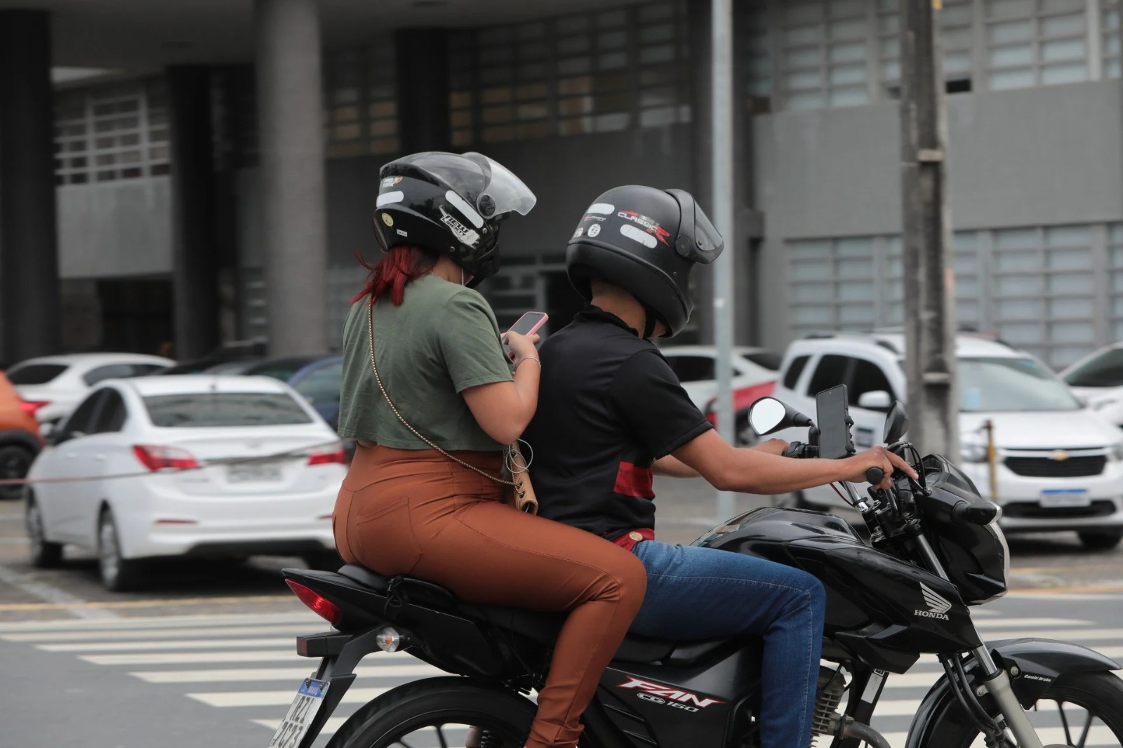 Nova regra 2026: propriet&aacute;rios de motos est&atilde;o proibidos de andar com garupa e ser&atilde;o multados se descumprirem