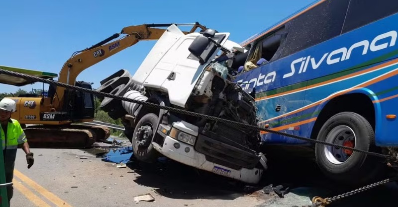 Caminh&atilde;o invade contram&atilde;o, bate em &ocirc;nibus e causa seis mortes na BR-116