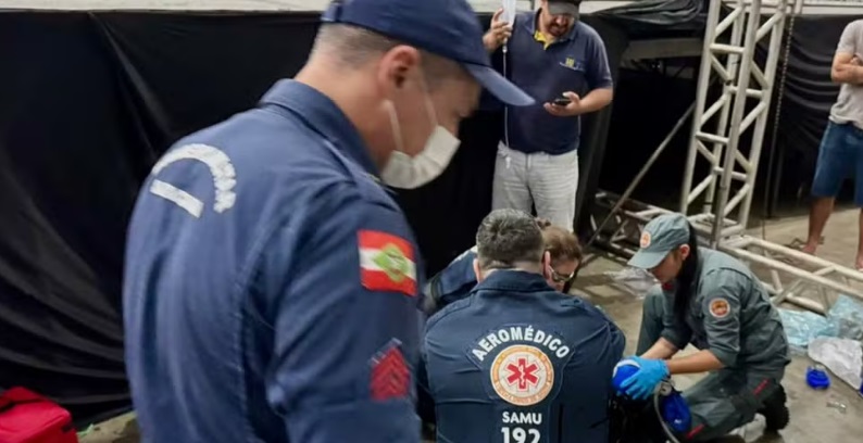 Homem sofre choque el&eacute;trico, cai de estrutura e morre durante montagem de show de Murilo Huff