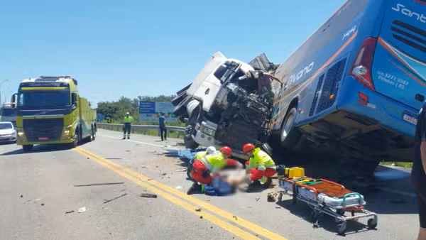 Batida entre caminh&atilde;o e &ocirc;nibus na BR-116, em Pelotas RS, deixa 11 mortos