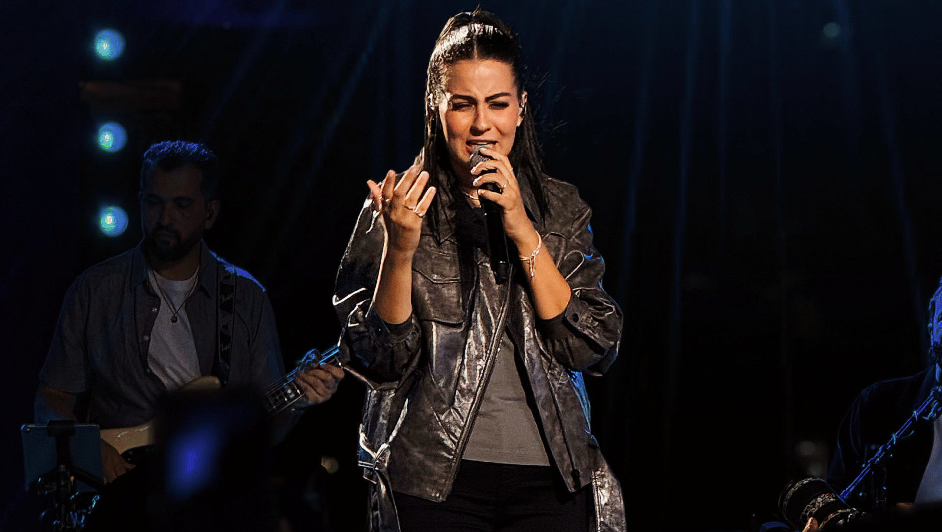 Compositora, aposta de Henrique & Juliano, Bia Frazzo lan&ccedil;a primeiro DVD da carreira gravado a c&eacute;u aberto em Salvador