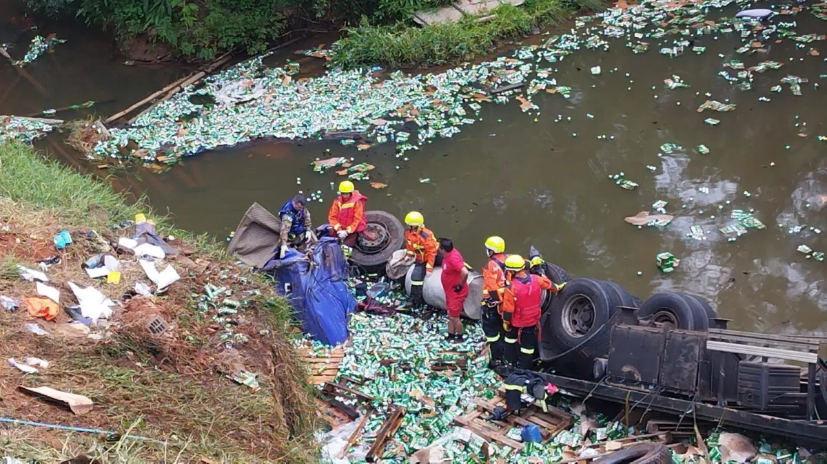 Pol&iacute;cia prende 15 suspeitos por saque a caminh&atilde;o de cerveja ap&oacute;s acidente fatal na BR-376