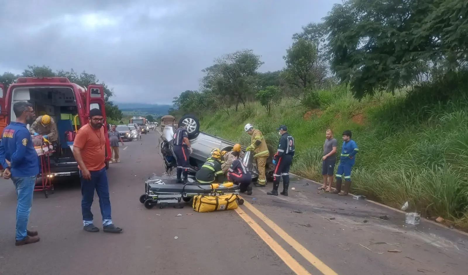 Capotamento na BR-364 deixa tr&ecirc;s idosos feridos em Mineiros GO