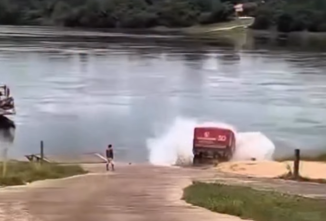 V&iacute;deo registra carreta afundando no Rio Tocantins ao perder freio durante embarque em balsa entre Tupiratins e Itapiratins TO