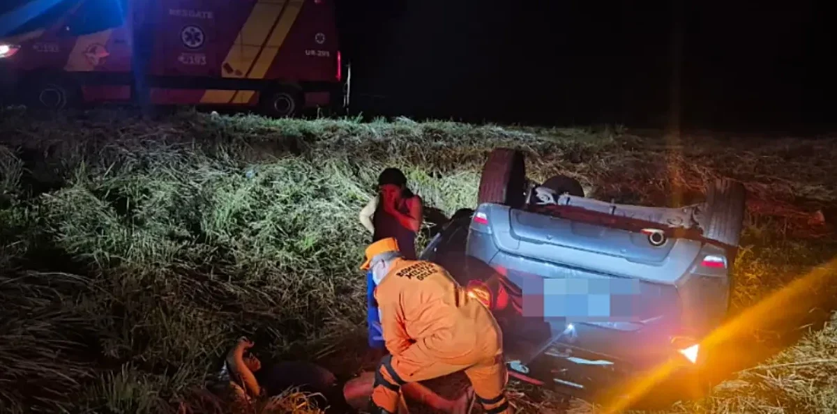 Carro capota na BR-020 e deixa tr&ecirc;s feridos em Formosa GO
