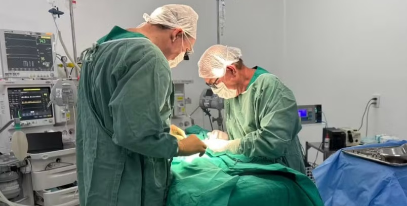 Morte de um dos g&ecirc;meos siameses leva m&eacute;dicos a realizar cirurgia emergencial de separa&ccedil;&atilde;o