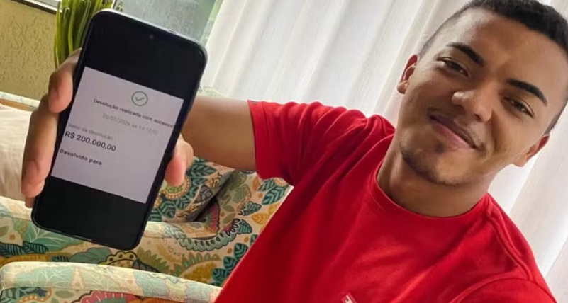 &lsquo;Honestidade n&atilde;o tem pre&ccedil;o&rsquo;: estudante &eacute; recompensado ap&oacute;s devolver PIX de R$ 200 mil