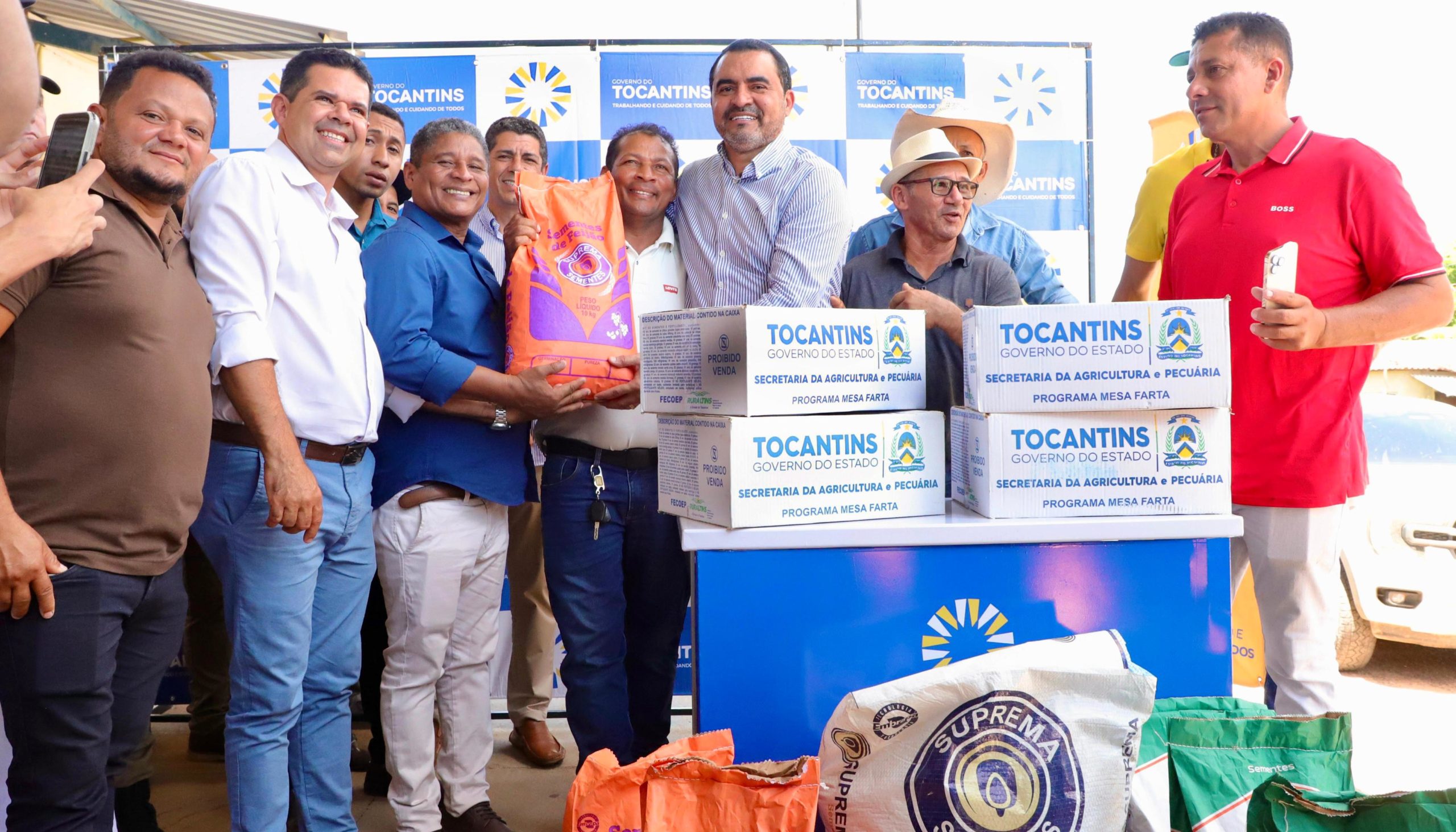 Agricultores familiares de S&atilde;o F&eacute;lix do Tocantins, no Jalap&atilde;o, recebem sementes do programa Mesa Farta entregues pelo governador Wanderlei Barbos