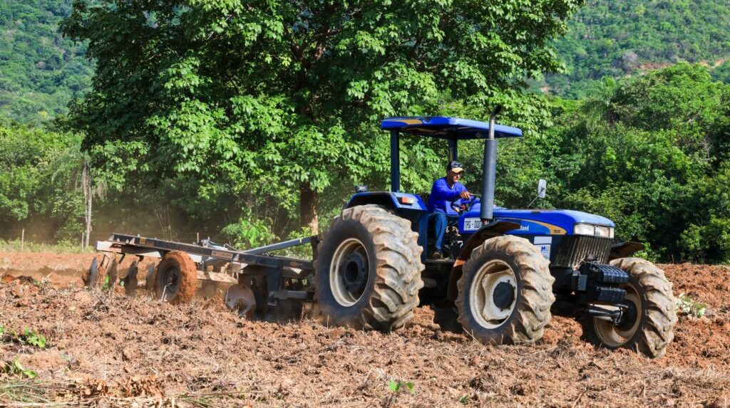 Gradagem de terras j&aacute; beneficiou mais de 400 agricultores no &uacute;ltimo m&ecirc;s em Palmas