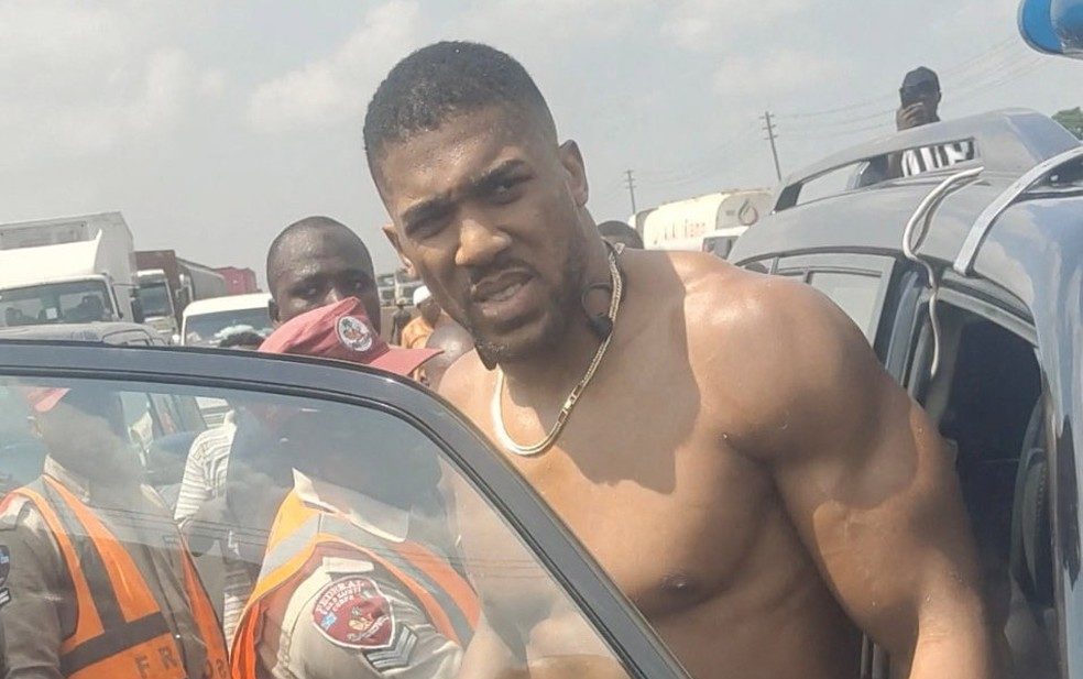 Anthony Joshua recebe alta ap&oacute;s acidente na Nig&eacute;ria que matou dois amigos