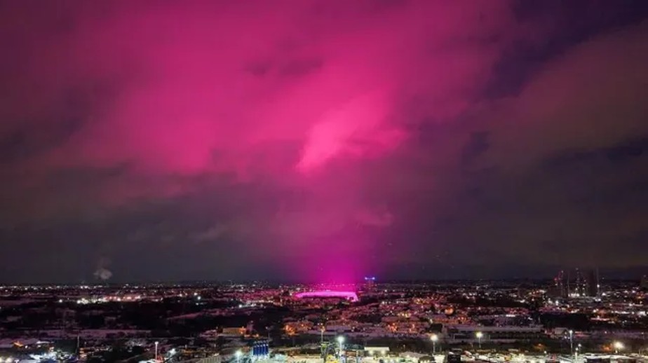 C&eacute;u rosa chama aten&ccedil;&atilde;o e intriga moradores de cidade no Reino Unido; entenda o fen&ocirc;meno