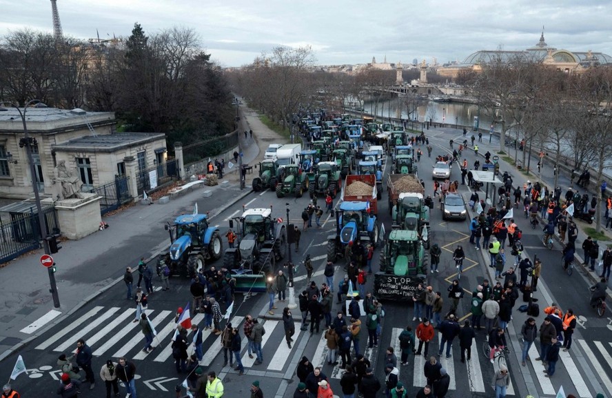 Agricultores levam 350 tratores a Paris e protestam contra baixos sal&aacute;rios e acordo UE-Mercosul