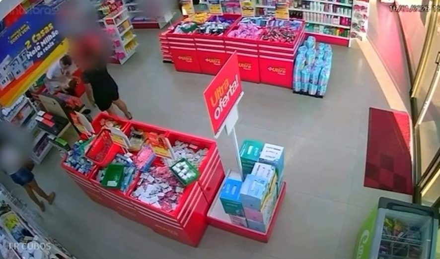 V&iacute;deo mostra farmac&ecirc;utico salvando beb&ecirc; engasgado com fruta em Palmas (TO): &ldquo;Momento de tens&atilde;o&rdquo;