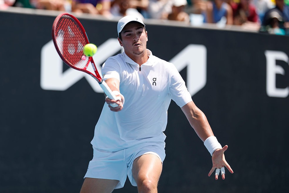 Jo&atilde;o Fonseca &eacute; eliminado na estreia do ATP de Buenos Aires e perde pontos no ranking