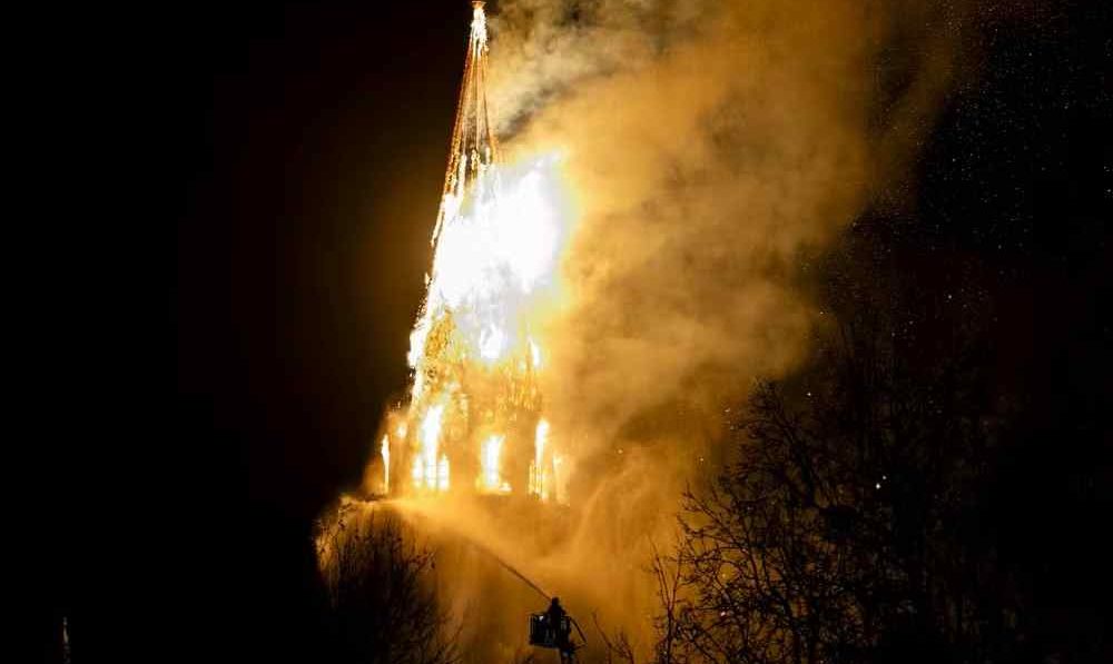 Inc&ecirc;ndio atinge igreja hist&oacute;rica em Amsterd&atilde; durante o Ano Novo