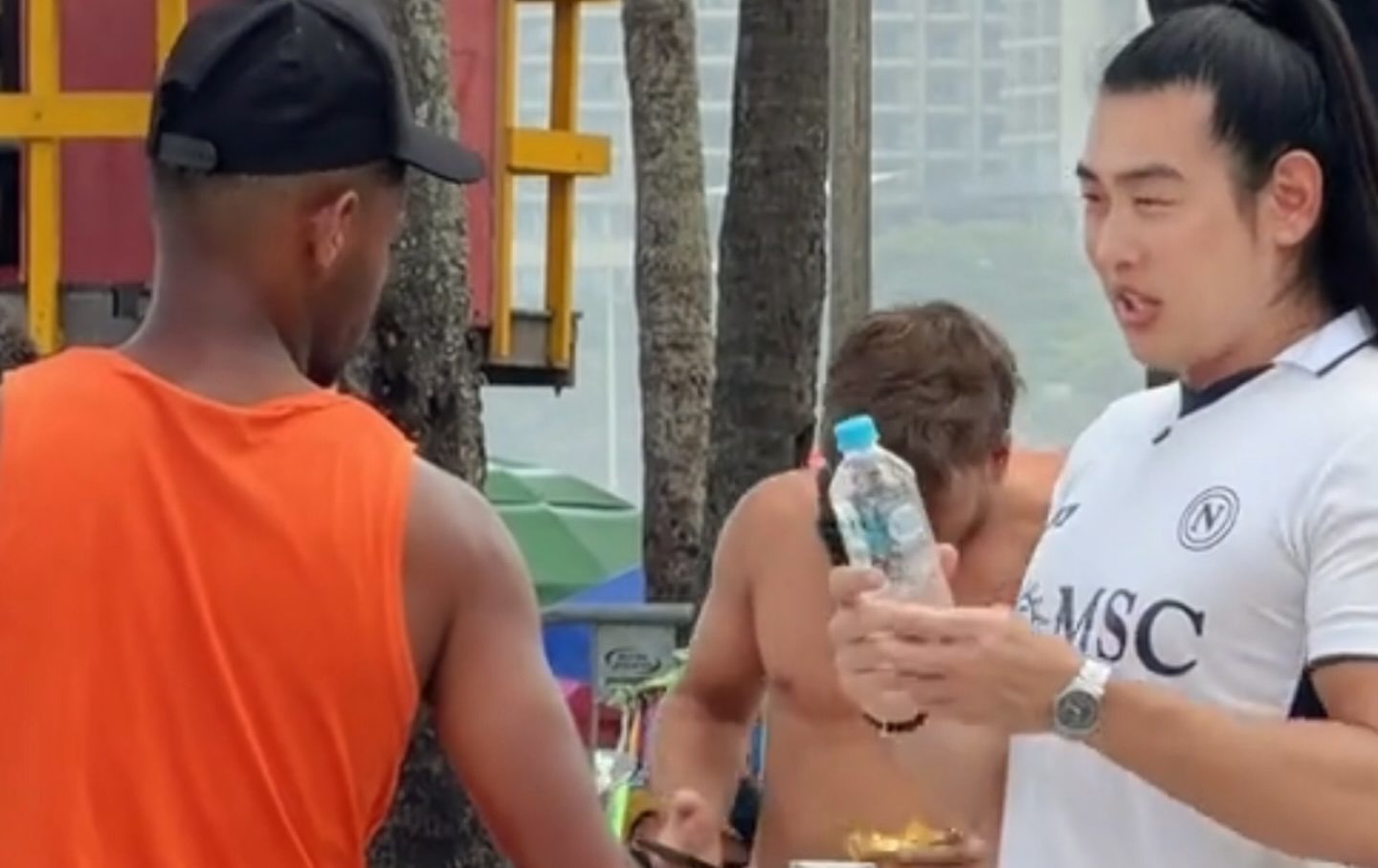 Influenciador testa pre&ccedil;os na orla do Rio e denuncia varia&ccedil;&atilde;o conforme apar&ecirc;ncia e sotaque