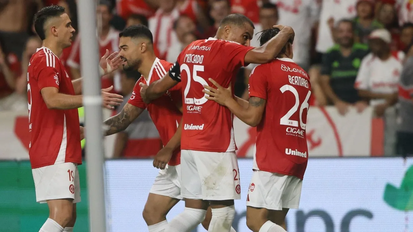 Em cl&aacute;ssico eletrizante, Internacional bate o Gr&ecirc;mio e dispara no Gauch&atilde;o
