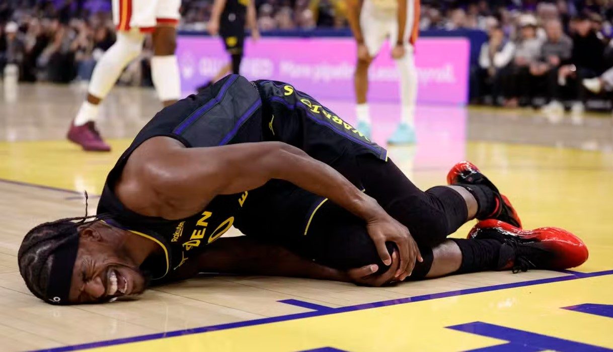 Les&atilde;o de Jimmy Butler no joelho encerra temporada do astro do Golden State