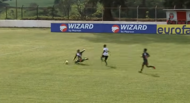 Pol&ecirc;mica na Copinha: gol &eacute; anulado ap&oacute;s zagueiro cair sozinho e juiz marcar falta; veja v&iacute;deo