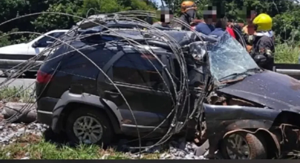 Motorista morre ap&oacute;s carro sair da pista e bater em poste na GO-020, em Bela Vista de Goi&aacute;s