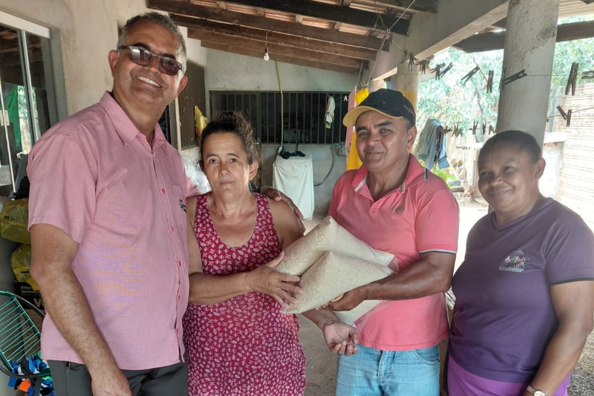Prefeitura de Nova Rosal&acirc;ndia distribui arroz da Ro&ccedil;a Comunit&aacute;ria a fam&iacute;lias do Cr&eacute;dito Fundi&aacute;rio e do Distrito de Campo Maior
