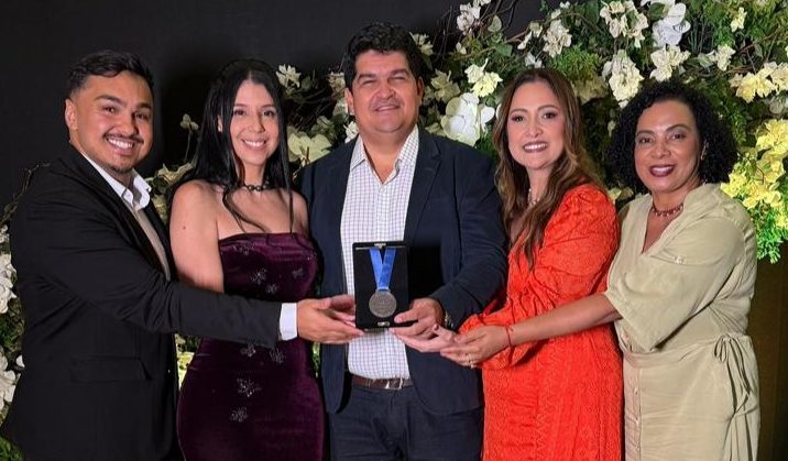 Comit&ecirc; Estadual de Preven&ccedil;&atilde;o do &Oacute;bito Materno, Fetal e Infantil recebe medalha de honra ao m&eacute;rito Val&eacute;ria&nbsp;Paranagu&aacute;&nbsp;do COSEMS