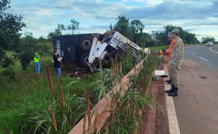 Motorista de Para&iacute;so do Tocantins morre ap&oacute;s caminh&atilde;o com bois tombar na BR-158