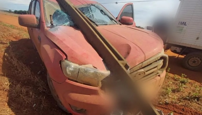 Homem bate caminhonete, tenta sair do ve&iacute;culo e morre ao tocar em fio energizado