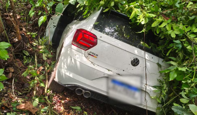 Jovem &eacute; preso ap&oacute;s jogar carro roubado contra policial durante fuga na BR-174, em Roraima