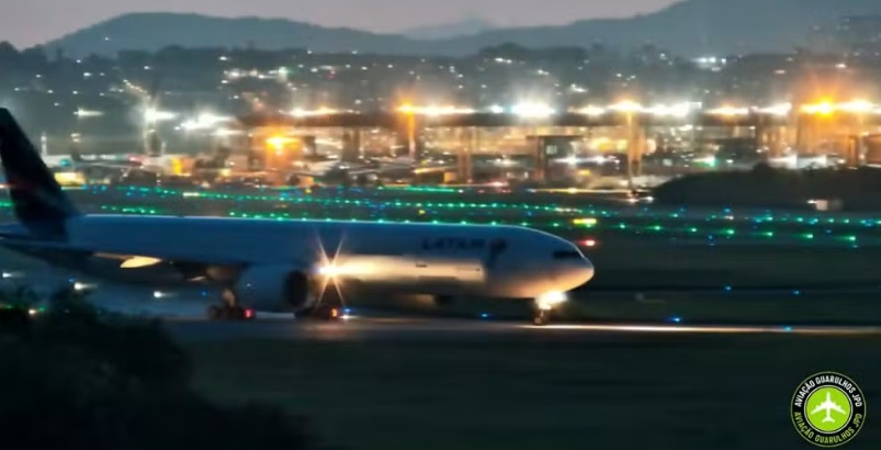 V&iacute;deo registra momento em que avi&atilde;o da Latam interrompe decolagem ap&oacute;s alerta no motor