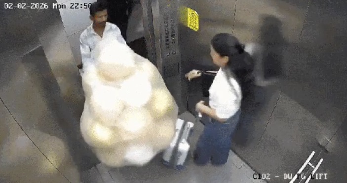 Dois ficam feridos ap&oacute;s bal&otilde;es de anivers&aacute;rio explodirem dentro de elevador; v&iacute;deo impressiona