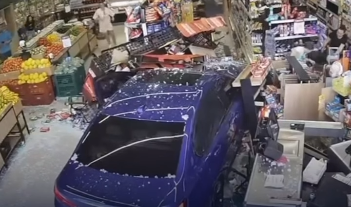 BMW invade supermercado no Centro de Cascavel PR
