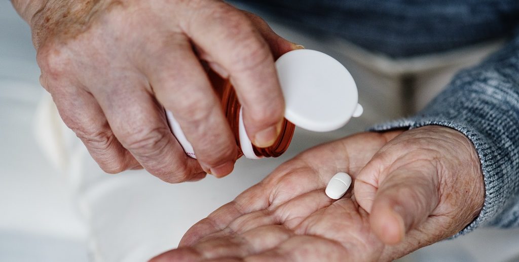 Automedica&ccedil;&atilde;o entre idosos pode agravar problemas de sa&uacute;de e gerar interna&ccedil;&otilde;es
