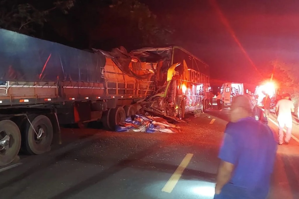 Acidente entre carreta e &ocirc;nibus deixa 18 feridos na BR-153, em Jaragu&aacute;, dizem Bombeiros