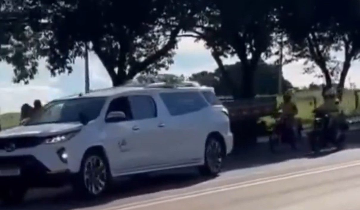 Parentes tocam mod&atilde;o sertanejo durante cortejo f&uacute;nebre no Tocantins; &ldquo;ele sempre relatava esse desejo&rdquo;, diz filha