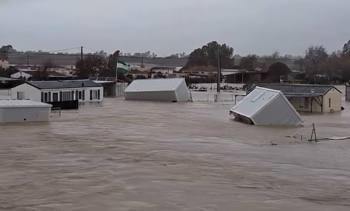 Tempestade Leonardo provoca enchentes, evacua&ccedil;&otilde;es e pode adiar elei&ccedil;&otilde;es em Portugal e na Espanha