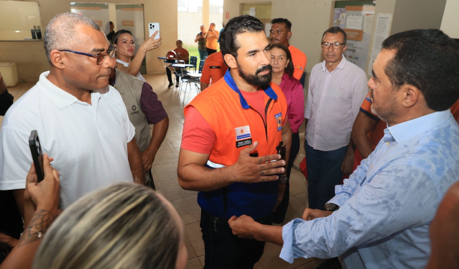 Governador Wanderlei Barbosa visita gabinete de crise no Jardim Taquari para apoiar fam&iacute;lias afetadas por vendaval