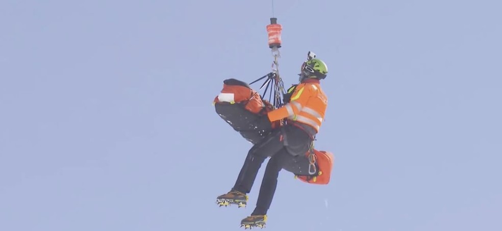 Campe&atilde; ol&iacute;mpica sofre queda grave no downhill e &eacute; resgatada de helic&oacute;ptero
