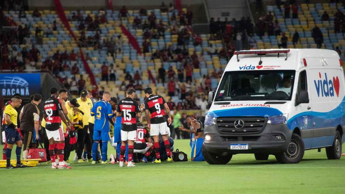 Jogador tem convuls&atilde;o em partida no Maracan&atilde; e deixa o campo de ambul&acirc;ncia em jogo do Flamengo; assista ao v&iacute;deo
