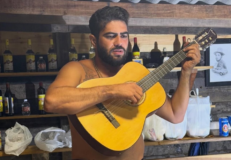 Henrique, da dupla com Juliano, curte f&eacute;rias no Tocantins e participa de &lsquo;inaugura&ccedil;&atilde;o de bar&rsquo; com influenciadores