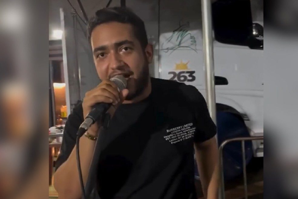 Juliano, da dupla com Henrique, surpreende ao cantar rap em cavalgada no Tocantins; veja o v&iacute;deo