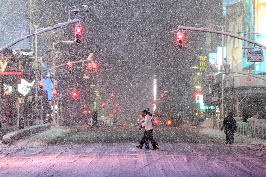 Nova York fecha escolas e rodovias ap&oacute;s forte tempestade de neve