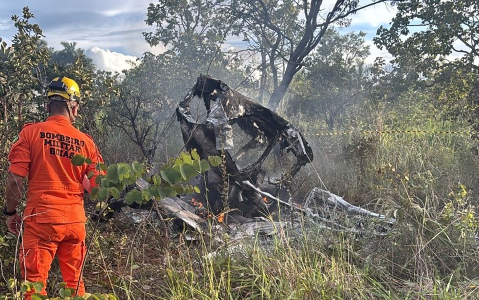 Avi&atilde;o de pequeno porte cai ap&oacute;s decolagem e pega fogo em Formosa GO