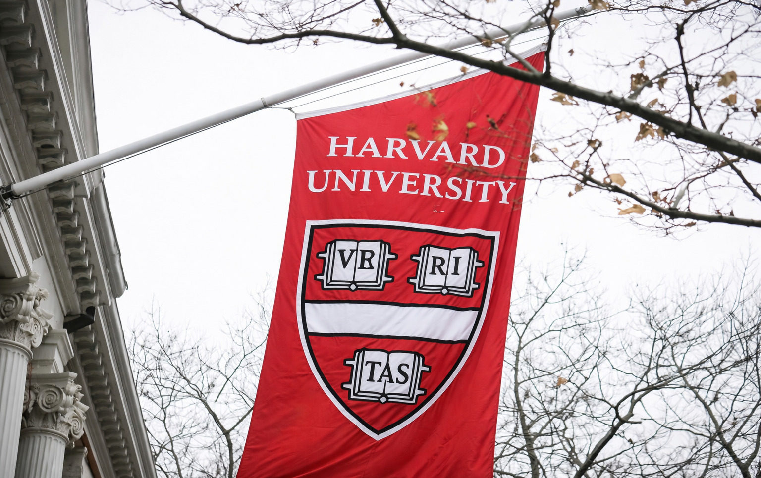 Larry Summers renuncia a cargo em Harvard ap&oacute;s revela&ccedil;&otilde;es sobre liga&ccedil;&atilde;o com Jeffrey Epstein