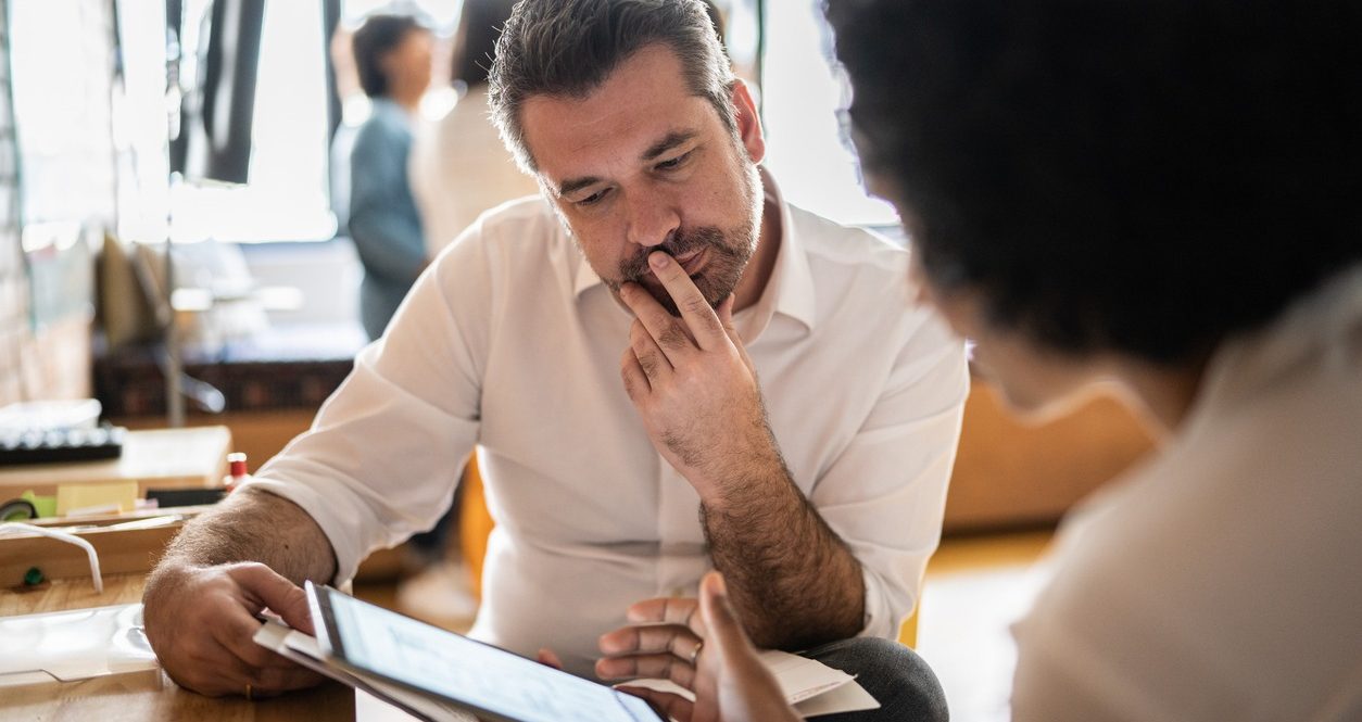 Voc&ecirc; &ldquo;trava&rdquo; ao dar feedbacks negativos? Maioria dos brasileiros admitem dificuldade na hora de abordar falhas no trabalho do outro&nbsp;