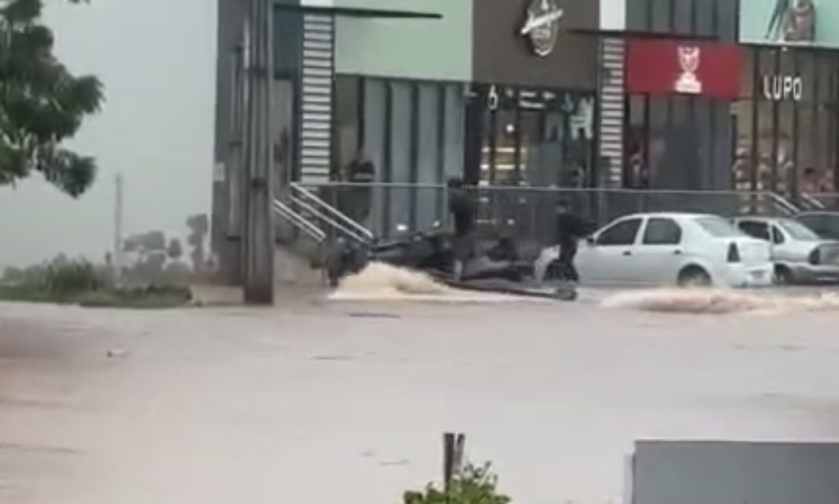 Morador anda de jet ski em rua alagada ap&oacute;s fortes chuvas no Tocantins; v&iacute;deo repercute