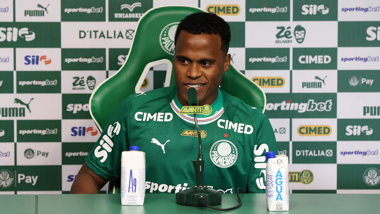 Jhon &Aacute;rias &eacute; apresentado no Palmeiras e explica escolha por projeto esportivo para 2026