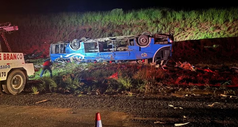 Seis morrem e 45 ficam feridos ap&oacute;s &ocirc;nibus com trabalhadores rurais tombar na BR-153