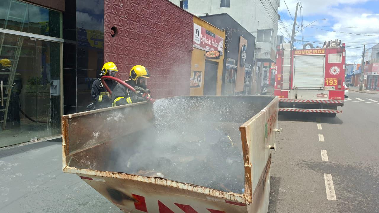 Inc&ecirc;ndio em entulho dentro de ca&ccedil;amba mobiliza equipe no centro de Aragua&iacute;na TO