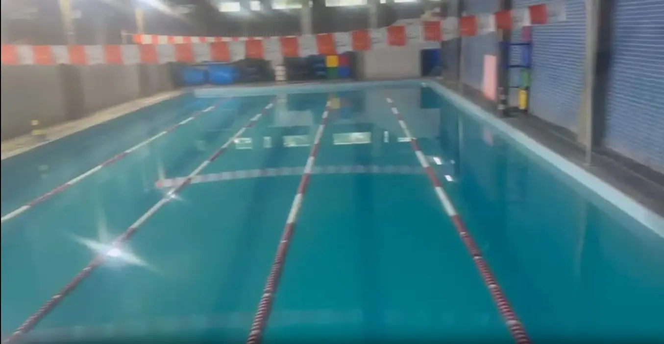 &ldquo;Cheiro forte de cloro&rdquo; e pessoas vomitando: relatos revelam o que ocorreu na piscina onde mulher morreu